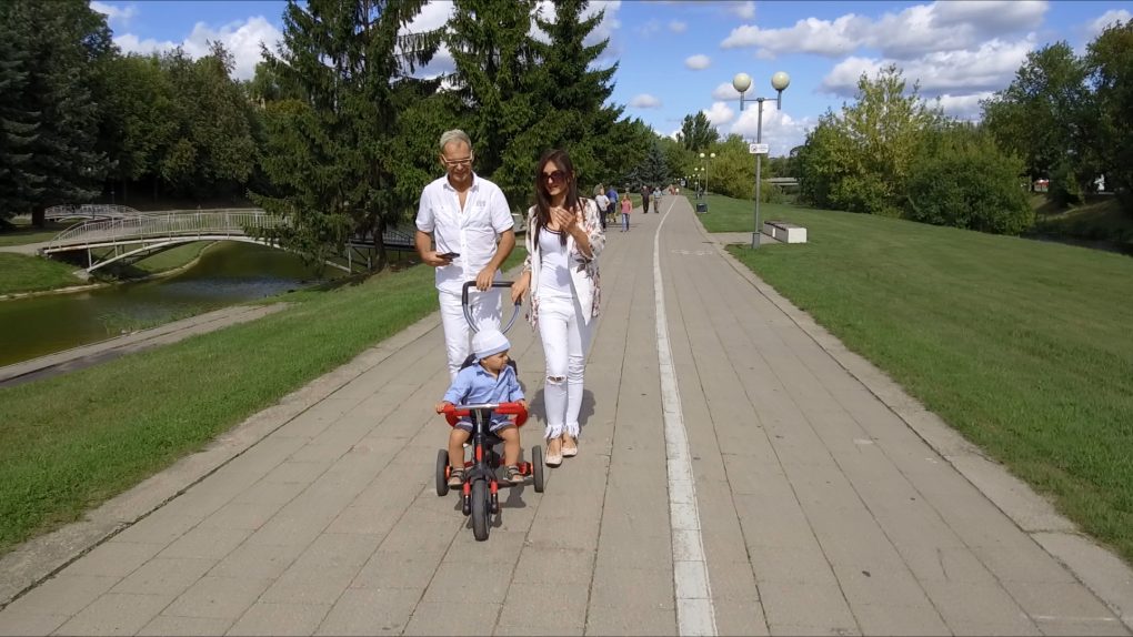 Panevėžio gyventojai nėra pratę prie įžymybių, vaikštinėjančių jų miesto gatvėmis, tačiau legendinės grupės „Naktinės personos” narį Arą Vėberį dažnai čia sutiksi – jis kartu su septyniolika metų jaunesne mylimąja Martyna Kerbedyte ir dvejų sūneliu Nojumi šį miestą vadina savo namais. Jie visai neseniai įsikūrė Martynos dėdės ir Nojaus krikšto tėvo Kastyčio Kerbedžio kaimynystėje.
