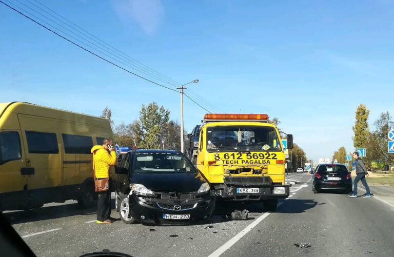 Antradienio popietę, kelios minutės po 13 val. Smėlynės gatvėje, netoli Gamtos mokyklos, susidūrė dvi transporto priemonės – lengvasis automobilis „Mazda“ ir techninės pagalbos automobilis, vežantis dar vieną transporto priemonę.