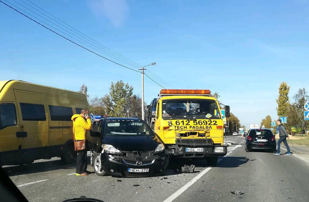 Antradienio popietę, kelios minutės po 13 val. Smėlynės gatvėje, netoli Gamtos mokyklos, susidūrė dvi transporto priemonės – lengvasis automobilis „Mazda“ ir techninės pagalbos automobilis, vežantis dar vieną transporto priemonę.