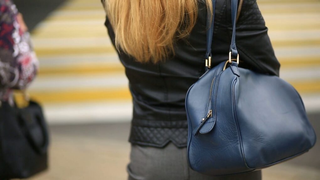 Panevėžiečiai sunerimę, ar tik miestui negrįžta taip sunkiai atsikratytas Čikagos vardas. Dar net neįpusėjus spalio mėnesiui, Aukštaitijos sostinėje gatvėse jau penkis kartus užpulti ir apiplėšti žmonės. Policijai šiemet prasčiau sekasi sučiupti nusikaltėlius. Pernai per 10 mėnesių iš 44 įvykdytų apiplėšimų buvo išaiškinti 33, o šiemet per tą patį laiką iš 47 – tik 19.