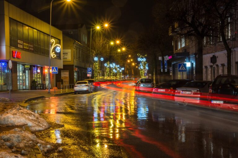 Nors saulė ritinėjasi žeme ir kviečia džiaugtis auksinio rudens spalvomis, Panevėžio savivaldybė jau pradėjo ruošis gražiausioms metų šventėms – Kalėdoms. Šiemet jos turėtų būti kaip niekad ypatingos – pagrindinės miesto eglės bei centrinės miesto dalies puošimo konkursą laimėjusiai įmonei bus atseikėta 150 tūkst. eurų. Tačiau kaip Aukštaitijos sostinė pasipuoš už rekordinę sumą, vis dar neatskleidžiama.