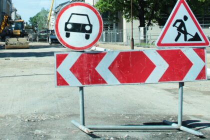 Traktoriaus priekabos užkliudytam kelininkui prireikė medikų pagalbos.