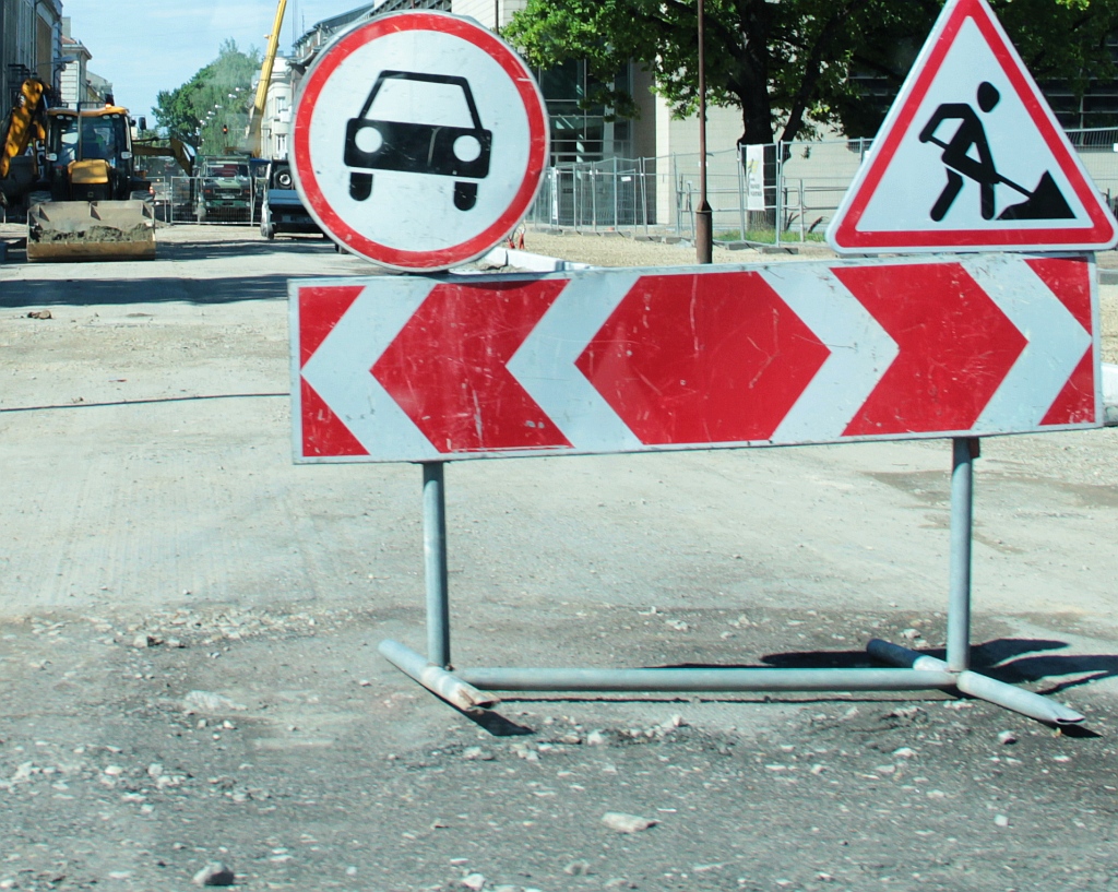 Traktoriaus priekabos užkliudytam kelininkui prireikė medikų pagalbos.