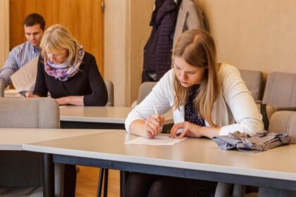 Lietuvai minint valstybės atkūrimo šimtuosius metus, jau dvyliktą kartą surengtas Konstitucijos egzaminas. Pirmajame, vykusiame 2007-aisiais, svarbiausio šalies teisės akto geriausiu žinovu pripažintas panevėžietis Petras Leikauskas.