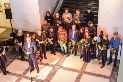 Atsispirti spalvingoms reklamoms, šaukte šaukiančioms pirkti net tai, kas jums nereikalinga, sudėtinga. Juk visi tie tušti pažadai žada laimę. O kai nereikalingų daiktų perpildyti namai jos neatneša, nejučia perkama vis daugiau ir daugiau. Kaip ištrūkti iš to užburto rato ir sau pripažinti, kad laime ir gyvenimo pilnatve parduotuvėse neprekiaujama? Į Panevėžio dailės galerijoje savotišką diskusiją per meną intriguojančiu pavadinimu „Memento mori“ pakvietė Aukštaitijos krašto dailininkai.