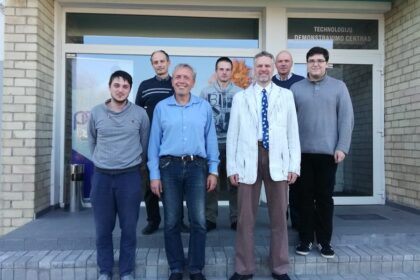 Prieš metus amerikiečių portalas Science publikavo straipsnį apie lietuvį mokslininką, gamtos mokslų daktarą Rimantą Kodžių. Anot straipsnio autoriaus J. Bohannon, mokslininkai yra keliaujantys padarai, o tarp keliaujančių mokslininkų išsiskiria tokios asmenybės kaip Rimantas Kodžius, kuris, 1995-siais išvykęs iš Lietuvos, iki šiol gyveno bei dirbo daugiau nei dešimtyje Vakarų Europos, Azijos valstybių bei Australijoje.