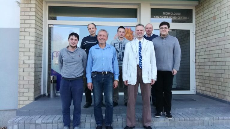 Prieš metus amerikiečių portalas Science publikavo straipsnį apie lietuvį mokslininką, gamtos mokslų daktarą Rimantą Kodžių. Anot straipsnio autoriaus J. Bohannon, mokslininkai yra keliaujantys padarai, o tarp keliaujančių mokslininkų išsiskiria tokios asmenybės kaip Rimantas Kodžius, kuris, 1995-siais išvykęs iš Lietuvos, iki šiol gyveno bei dirbo daugiau nei dešimtyje Vakarų Europos, Azijos valstybių bei Australijoje.