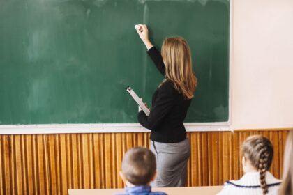 Panevėžio miesto savivaldybė patvirtino finansinės paramos trūkstamų specialybių pedagogams skyrimo tvarką. Ja apibrėžtas lėšų skyrimas aukštųjų mokyklų ugdymo mokslų bakalauro studijų studentams, persikvalifikuojantiems pedagogams arba norintiesiems įgyti pedagogo specialybę, atvyksiantiems dirbti į Panevėžį.