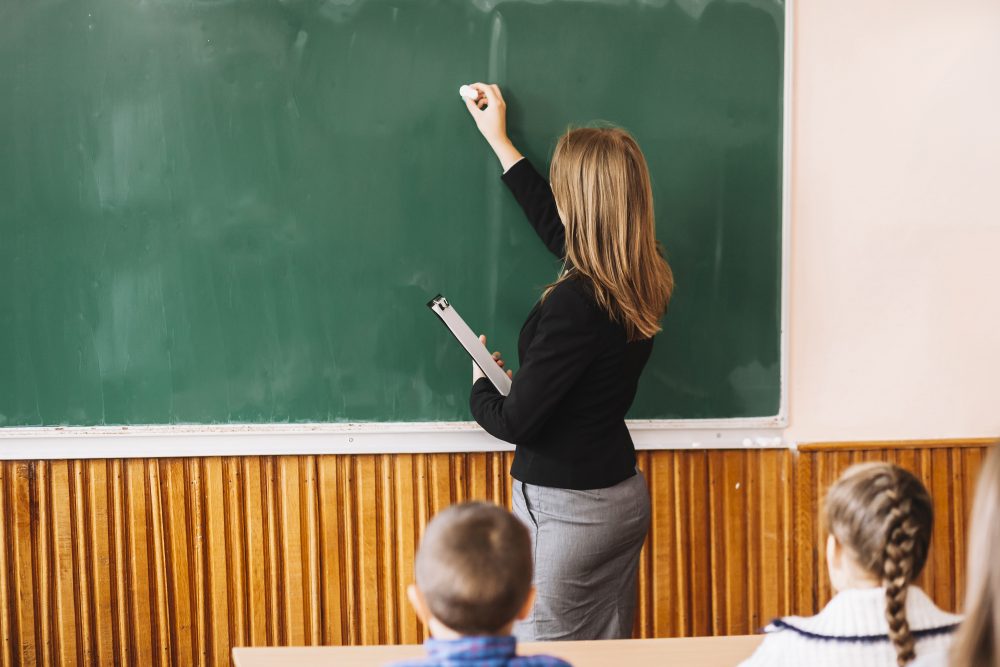 Panevėžio miesto savivaldybė patvirtino finansinės paramos trūkstamų specialybių pedagogams skyrimo tvarką. Ja apibrėžtas lėšų skyrimas aukštųjų mokyklų ugdymo mokslų bakalauro studijų studentams, persikvalifikuojantiems pedagogams arba norintiesiems įgyti pedagogo specialybę, atvyksiantiems dirbti į Panevėžį.