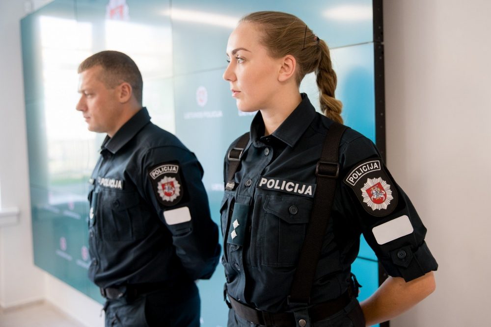 Dalis Lietuvos pareigūnų Angelų sargų dieną sulaukė išskirtinės dovanos – naujos uniformos. Patogaus, kokybiško ir brangoko drabužio kol kas nusipelnė trys Panevėžio patruliai. Jų kolegas tokia pati apranga pasieks tik po Naujųjų.