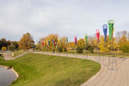 Linksmai nuotaikai sukurti Panevėžio centre pastatytos spalvotos vėjarodės atsidūrė vandalų dėmesio centre.