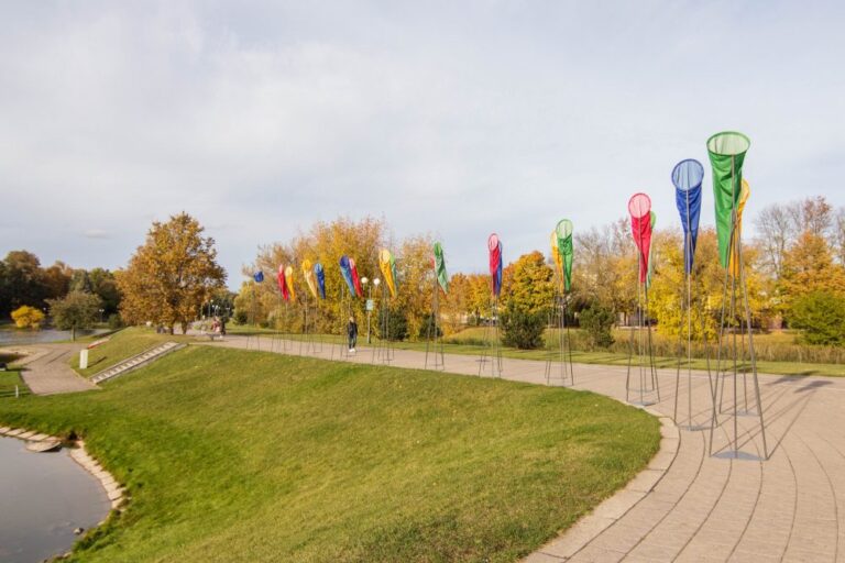 Linksmai nuotaikai sukurti Panevėžio centre pastatytos spalvotos vėjarodės atsidūrė vandalų dėmesio centre.