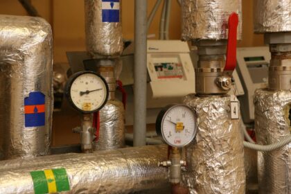 Pirmadienį Panevėžyje oficialiai buvo paskelbtas šildymo sezonas. Vieni šio etapo laukia su baime, mat šildymui tenka atriekti nemažą dalį šeimos biudžeto, o kiti džiūgauja, kad pasiryžo renovuoti savo daugiabutį, tad jiems nebaisios nei sąskaitos už šildymą, nei didesni šalčiai. Kitas renovacijos privalumas tas, kad gyventojai gali pamiršti bet kokius pasiruošimo naujam šildymo sezonui vargus ar baimintis, kad trūkęs vamzdis gali užlieti kaimynus.