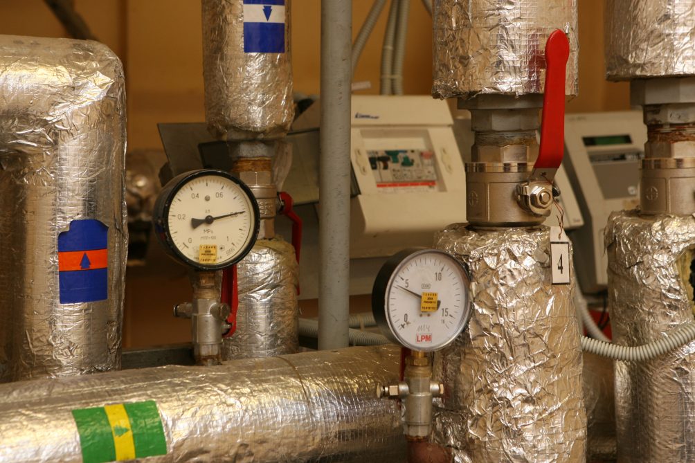 Pirmadienį Panevėžyje oficialiai buvo paskelbtas šildymo sezonas. Vieni šio etapo laukia su baime, mat šildymui tenka atriekti nemažą dalį šeimos biudžeto, o kiti džiūgauja, kad pasiryžo renovuoti savo daugiabutį, tad jiems nebaisios nei sąskaitos už šildymą, nei didesni šalčiai. Kitas renovacijos privalumas tas, kad gyventojai gali pamiršti bet kokius pasiruošimo naujam šildymo sezonui vargus ar baimintis, kad trūkęs vamzdis gali užlieti kaimynus.