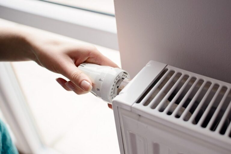 Daugelyje Panevėžio daugiabučių jau šią savaitę pradės šilti radiatoriai. Prognozuojama, kad dėl gerokai šoktelėjusių biokuro bei gamtinių dujų kainų šis šildymo sezonas bus gerokai brangesnis nei praėjęs. Palyginti su kitais didžiaisiais miestais, Panevėžyje centralizuotai tiekiama šilumos energija išlieka brangiausia.