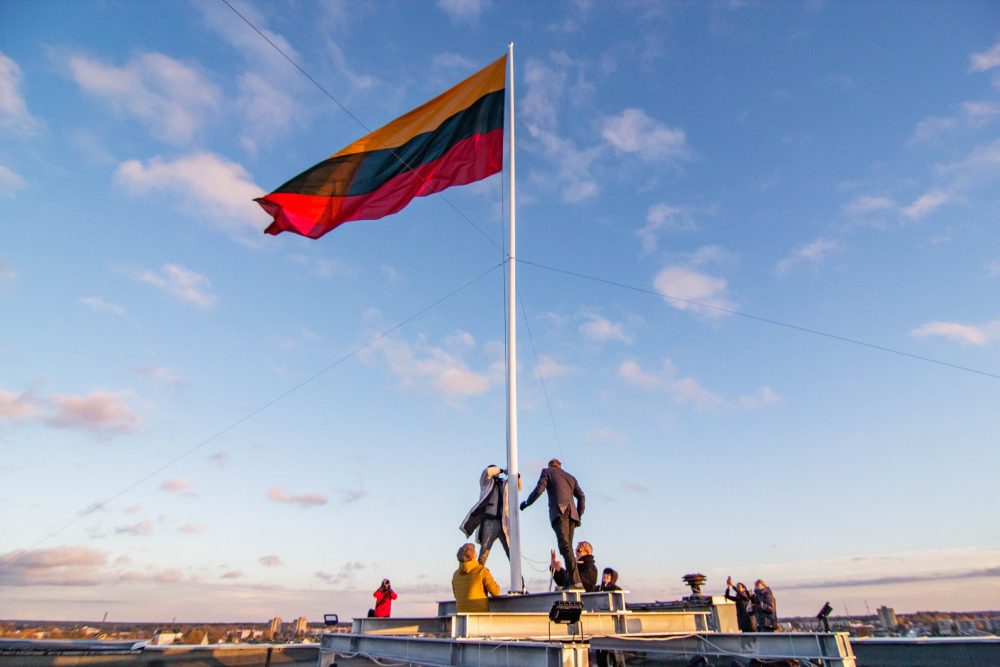 Galinga, didžiulė – tam, kad plazdėtų ir primintų mūsų kovą už nepriklausomybę. Ant Panevėžio Juozo Miltinio dramos teatro stogo, lygiai taip pat, kaip prieš trisdešimt metų suplevėsavo įspūdingo dydžio Lietuvos vėliava.