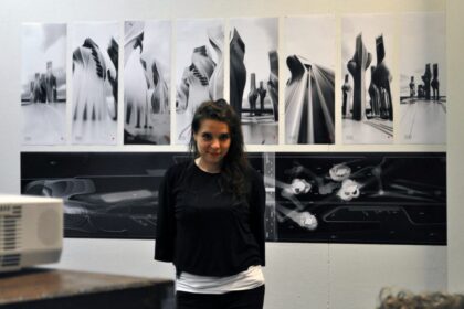 Iš Panevėžio kilusi 29-erių architektė Aistė Dzikaraitė drąsiai sako: „Savo asmenybės niekada neieškojau.“ Intuityviai ir šiek tiek paskatinta tėvų, ji nuo mažų dienų didžiąją savo laiko dalį skyrė pomėgiui piešti ir kurti. Dabar Aistės vardas žinomas ne tik Londono, į kurį sparnus pakėlė vos baigusi gimnaziją, bet ir Kinijos rinkoje.