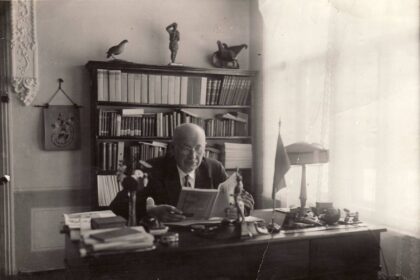 Panevėžietis istorikas Juozas Brazauskas pristato kraštiečiui Julijonui Lindei-Dobilui skirtą knygą