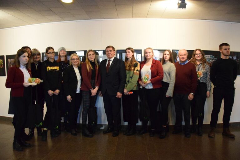 Šiandien Panevėžio miesto savivaldybėje iškilmingai atidaryta tradicinio moksleivių fotografijų konkurso „Panevėžys – mano miestas“ paroda. Geriausių nuotraukų autorius pasveikino mero pavaduotojas, laikinai einantis mero pareigas Petras Luomanas, administracijos direktoriaus pavaduotoja S. Jakštienė, jaunuolių atsiųstas nuotraukas aptarė fotomenininkė Marija Čičirkienė.