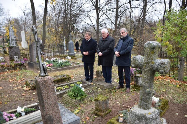 Šiandien, Mirusiųjų atminimo dieną, Panevėžio mero pavaduotojas, laikinai einantis mero pareigas Petras Luomanas, mero pavaduotojas Aleksas Varna ir meras Rytis Račkauskas aplankė žuvusiųjų už Lietuvos laisvę ir nusipelniusių miestui žmonių amžinojo poilsio vietas.