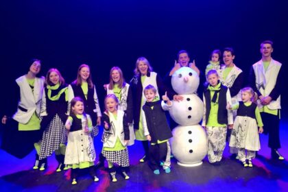 Jau beveik tris dešimtmečius sėkmingai gyvuojantis „Tele bim-bam“ su Neringa Čereškevičiene priešakyje užaugino ne vieną savo gerbėjų kartą, kuri dabar į koncertus atsiveda savo atžalas. Kolektyvo įkūrėja pažymi, kad šventiniame renginyje populiarių dainų laukia ne tik mažieji žiūrovai – džiaugsmo ašarą nubraukia ir vaikystėje pamėgtų kūrinių klausantys jų tėveliai.