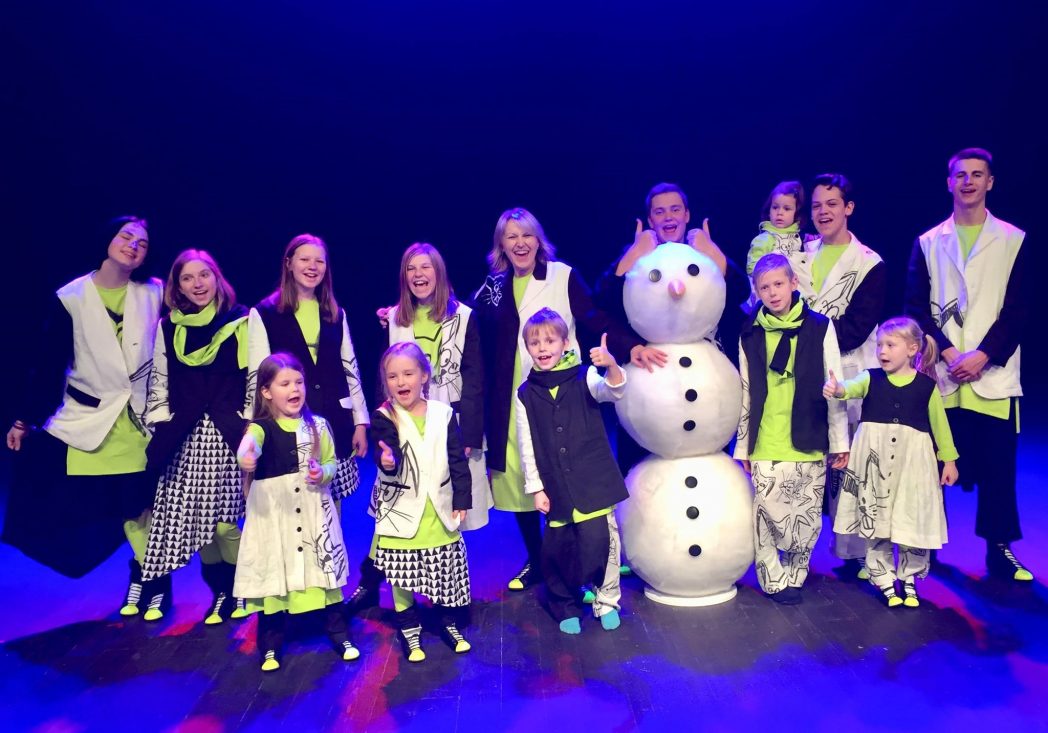 Jau beveik tris dešimtmečius sėkmingai gyvuojantis „Tele bim-bam“ su Neringa Čereškevičiene priešakyje užaugino ne vieną savo gerbėjų kartą, kuri dabar į koncertus atsiveda savo atžalas. Kolektyvo įkūrėja pažymi, kad šventiniame renginyje populiarių dainų laukia ne tik mažieji žiūrovai – džiaugsmo ašarą nubraukia ir vaikystėje pamėgtų kūrinių klausantys jų tėveliai.