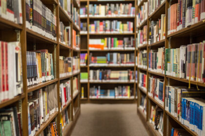 Lietuvos Respublikos Prezidentės Dalios Grybauskaitės inicijuota akcija „Knygų Kalėdos“ jau aštuntą kartą po visą Lietuvą skleidžia žinią – dalinkimės skaitymo šviesa ir dovanokime naujų knygų šalies bibliotekoms.