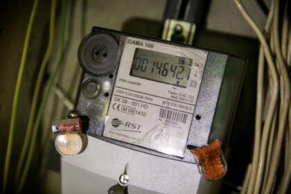 Kainų komisija penktadienį patvirtino naujas – apie 15 proc. didesnes elektros kainas buitiniams vartotojams 2019 metams.