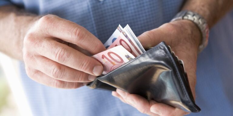 Lietuva – vienintelė iš Baltijos šalių, kurioje vidutinis mėnesio darbo užmokestis iki mokesčių yra mažesnis negu 1000 eurų, rodo oficialioji statistika.