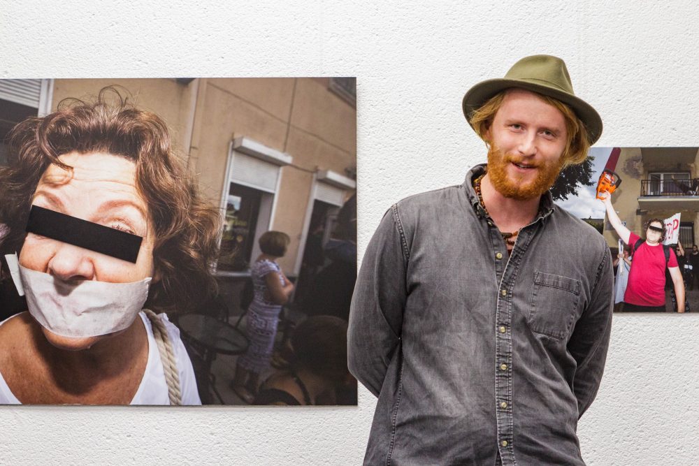 Pametęs galvą dėl gatvės fotografijos, kaunietis fotografas, fotožurnalistikos dėstytojas Elijus Kniežauskas siūlo stoti į nepagražintos realybės, gatvės gyvenimo konfrontaciją.