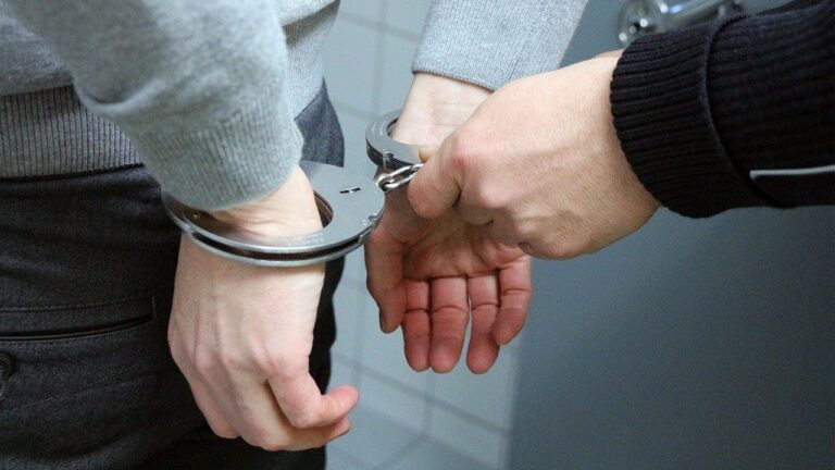 Panevėžio apylinkės teismas leido trims mėnesiams suimti dvidešimtmetį Roką Navardauską iš Pasvalio rajono, įtariamą nužudžiusį savo gimtojo miestelio bibliotekininkę. Prokurorų siūlyta kardomoji priemonė - maksimali nusikaltimui, sukrėtusiam visą mažo miestelio bendruomenę.