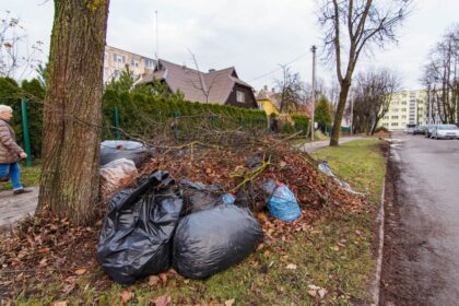 Panevėžyje privačiam verslui ir Savivaldybei susikibus dėl aukso vertę įgijusių komunalinių atliekų, pastarąją brangiai pamokė Konkurencijos taryba. Už tai, kad nenutraukė sutarties su pačios valdoma bendrove „Panevėžio specialus autotransportas“, Savivaldybei paskirta 34 200 eurų bauda.