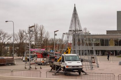 Nors oras labiau primena pavasarį, Aukštaitijos sostinė jau gyvena Kalėdų laukimu.