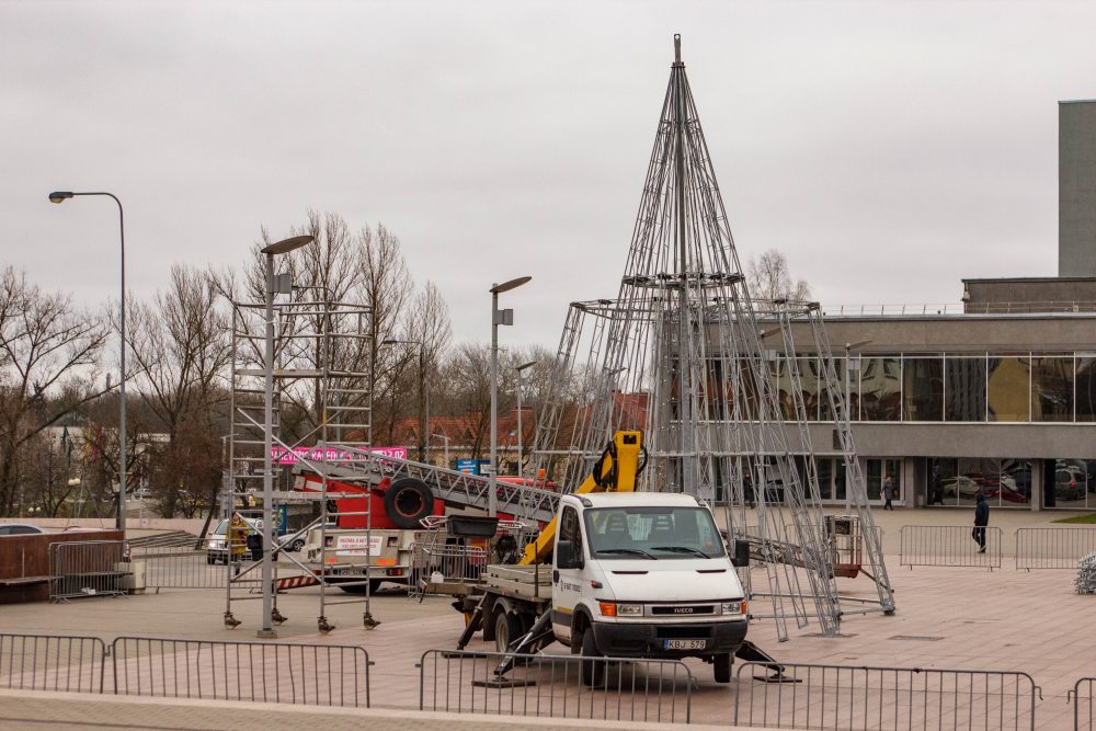 Nors oras labiau primena pavasarį, Aukštaitijos sostinė jau gyvena Kalėdų laukimu.