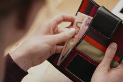 Atlygio tyrimus organizuojančios įmonės „Baltic Salary Survey“ šiemet atlikto Baltijos šalių tyrimo duomenimis, darbo užmokestis daugiausiai augo Estijoje. Lietuva ir Latvija nuo savo kaimynės atsiliko nedaug.