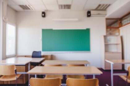 Jau trečia savaitė, kai darbas daugelyje miesto ir rajono mokyklų paralyžiuotas. Praėjusią savaitę Švietimo ir mokslo ministerija prie derybų stalo sukvietė profesinių sąjungų atstovus, bet derybos buvo nevaisingos.