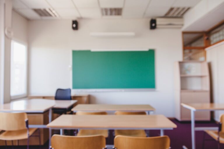 Jau trečia savaitė, kai darbas daugelyje miesto ir rajono mokyklų paralyžiuotas. Praėjusią savaitę Švietimo ir mokslo ministerija prie derybų stalo sukvietė profesinių sąjungų atstovus, bet derybos buvo nevaisingos.