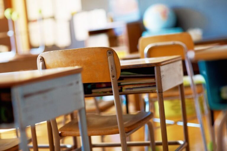 Pedagogų streikui apimant vis daugiau mokyklų ir darželių, Švietimo ir mokslo ministerija keičia toną. Prie daug audrų sukėlusio etatinio mokytojų darbo apmokėjimo ketinta grįžti tik kitą savaitę, tačiau jau trečiadienį ministerija sukvietė prie derybų stalo profesinių sąjungų atstovus.