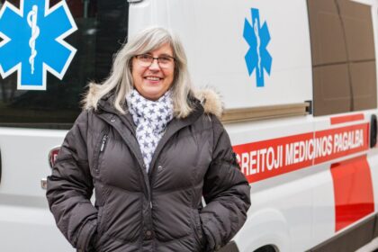 Anekdotai apie moteris ir automobilius šiais laikais nebe tokie juokingi, kaip prieš kokį pusamžį. Tačiau padangą kelyje persimontuojanti dama vis dar traukia žvilgsnius. O jei ji dar ir variklio gedimus supranta, vyrams tai – nepaaiškinamas reiškinys. Nijolei Tučkienei patikėti patys svarbiausi automobiliai.