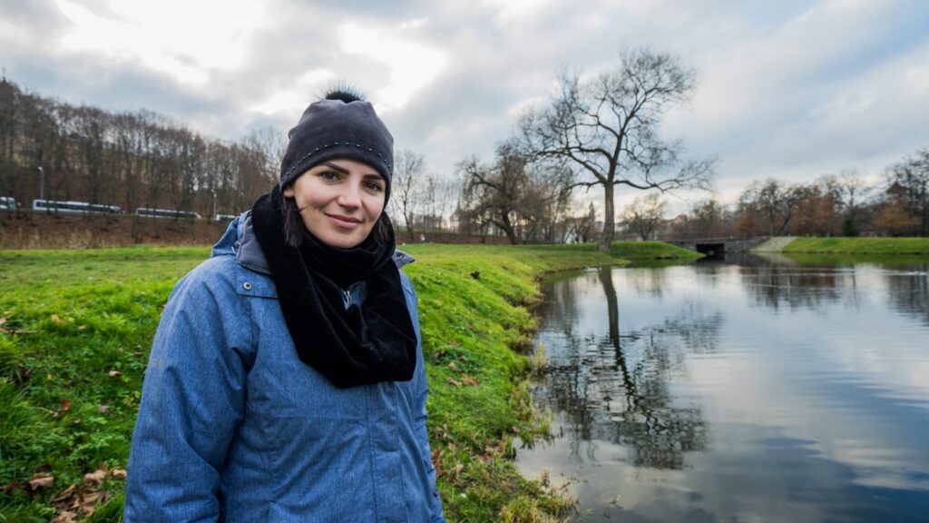 „Man draugės istorija yra savotiškas stebuklas“, – sako žurnalistė Renata Šakalytė-Jakovleva. Šiame interviu ji pirmą kartą pasakoja, kaip padėjo draugei palikti smurtaujantį vyrą ir susikurti gyvenimą iš naujo. Jų istorija parodo, koks svarbus yra moterų savitarpio palaikymas smurtinėse situacijose. „Kalbu, nes noriu, kad tokių istorijų būtų kuo mažiau“, – sako TV3 televizijos laidų vedėja. „Turime auginti vaikus taip, kad smurto nebetoleruotume.“