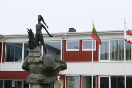 Juozo Miltinio gimnazija įsikūrusi judriausių miesto gatvių sankryžoje, šalia miesto centro. Į ją kiekvieną rytą skuba per 700 moksleivių, tiek pat šeimų rytais išlydi savo vaikus, dirba 70 mokytojų, aptarnaujančio personalo nariai. Gimnazija garsi savo teatrinėmis tradicijomis, įdomiomis veiklos formomis.