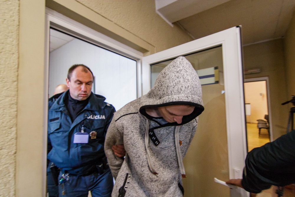 Panevėžio apylinkės teismas leido trims mėnesiams suimti dvidešimtmetį iš Pasvalio rajono, įtariamą nužudžiusį savo gimtųjų Pumpėnų bibliotekininkę. Prokurorų siūlyta kardomoji priemonė už nusikaltimą, sukrėtusį visą mažo ir jaukaus miestelio bendruomenę, yra maksimali.