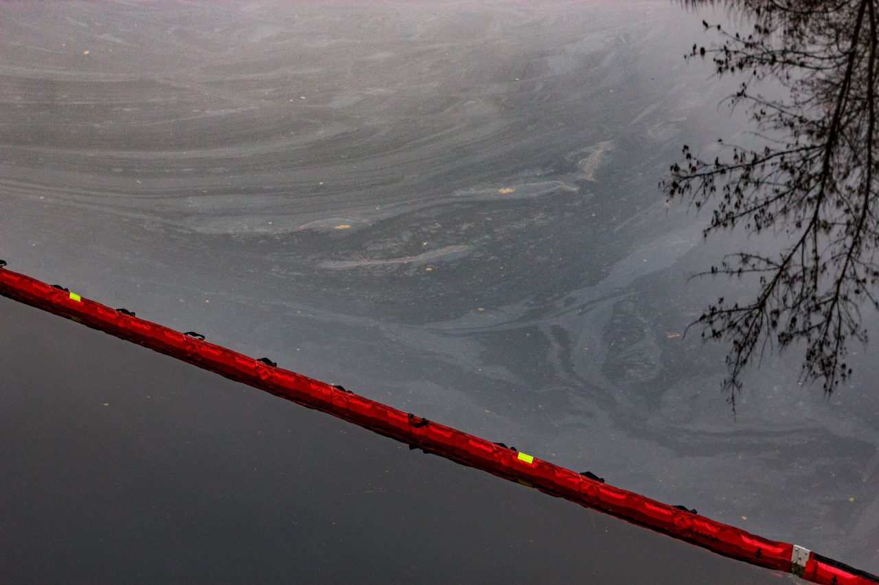 Aplinkosaugininkai aiškinasi, iš kur į Nevėžio upę pateko naftos produktai.