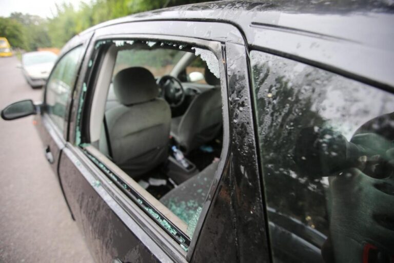 Kaip būgnininkai mušdami mašinų langus sekmadienio naktį Kniaudiškių gatvėje siautėjo vandalai.