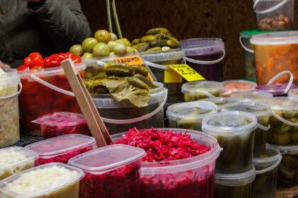 Prekybos centrų išlepinti lietuviai jau buvo primiršę senelių labai mėgtą daržovių rauginimą. Populiarėjant sveikai mitybai, šis senovinis būdas gauti vitaminų grįžta į madą.