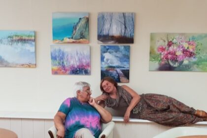 Panevėžyje kurianti dailininkė iš Žemaitijos Ilona Žvinakienė pelnė meno mylėtojų pripažinimą ir pagarbą. Ir pačiai menininkei Panevėžys jau seniai tapo savas miestas: čia gimė ir užaugo jos dukros, čia jos šeima, draugai, mokiniai.