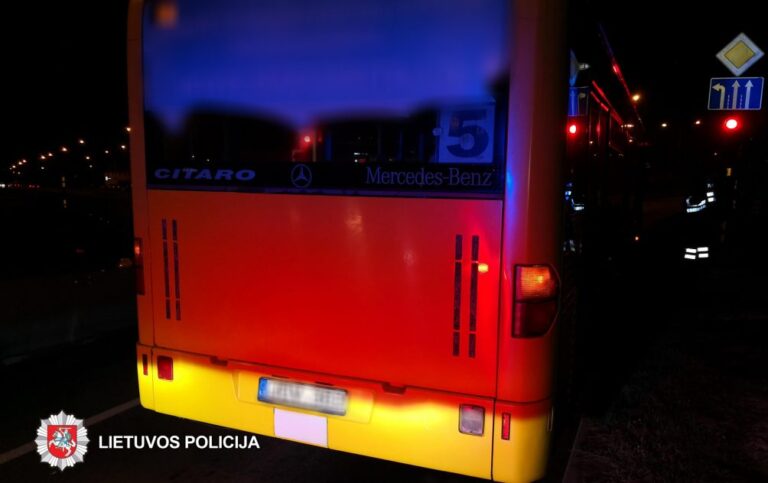 2018-11-27 Panevėžyje, Nemuno g., apgadintas autobusas „Evobus“. Jį apgadinusio sunkvežimio vairuotojas iš eismo įvykio vietos pasitraukė.