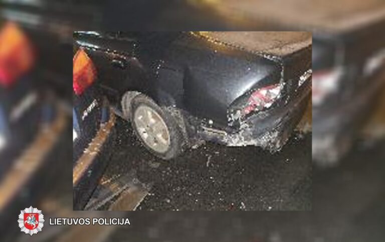 2018-11-27 Panevėžyje, Tulpių g., apgadintas automobilis „Mercedes Benz“. Jį apgadinusio automobilio vairuotojas iš eismo įvykio vietos pasitraukė.