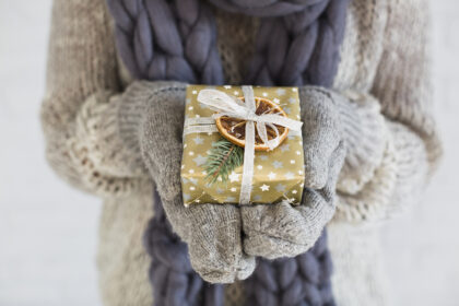 Optimistai, laukdami artėjančių švenčių ir pažvelgę į ateinančios savaitės orų prognozę džiaugiasi – žadamas ir šaltis, ir sniegas. Pesimistai irgi nepraranda vilties manydami, jog prognozė tokiam laikotarpiui tas pats, kaip Kalėdų stebuklas – visi tiki, nors niekas nematė.