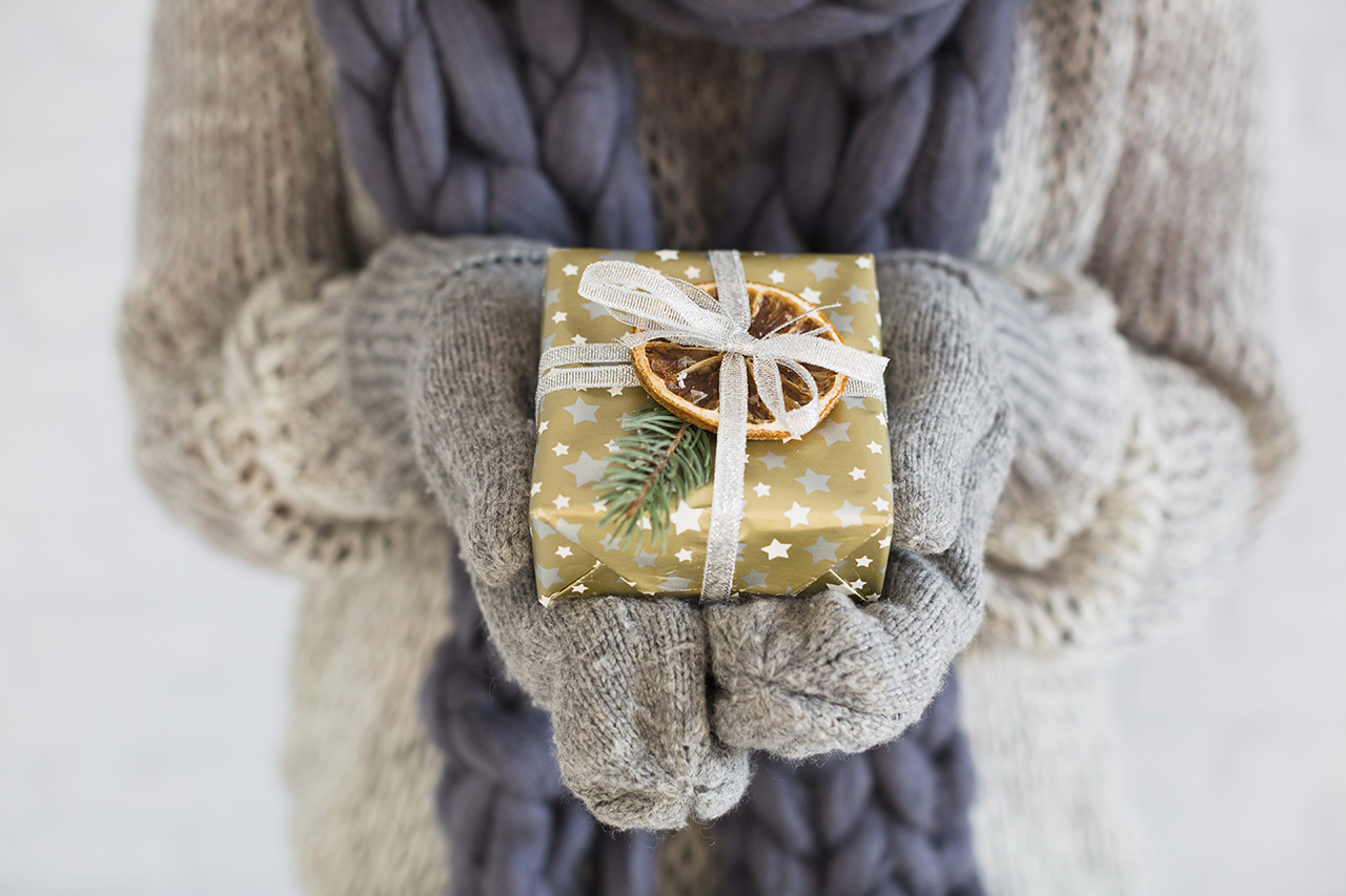 Optimistai, laukdami artėjančių švenčių ir pažvelgę į ateinančios savaitės orų prognozę džiaugiasi – žadamas ir šaltis, ir sniegas. Pesimistai irgi nepraranda vilties manydami, jog prognozė tokiam laikotarpiui tas pats, kaip Kalėdų stebuklas – visi tiki, nors niekas nematė.